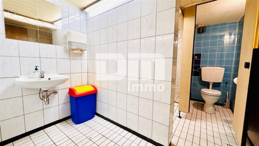 Modernisiertes Mehrfamilienhaus mit 8 Wohneinheiten und 2 Gewerbeflächen - KG Toiletten 2
